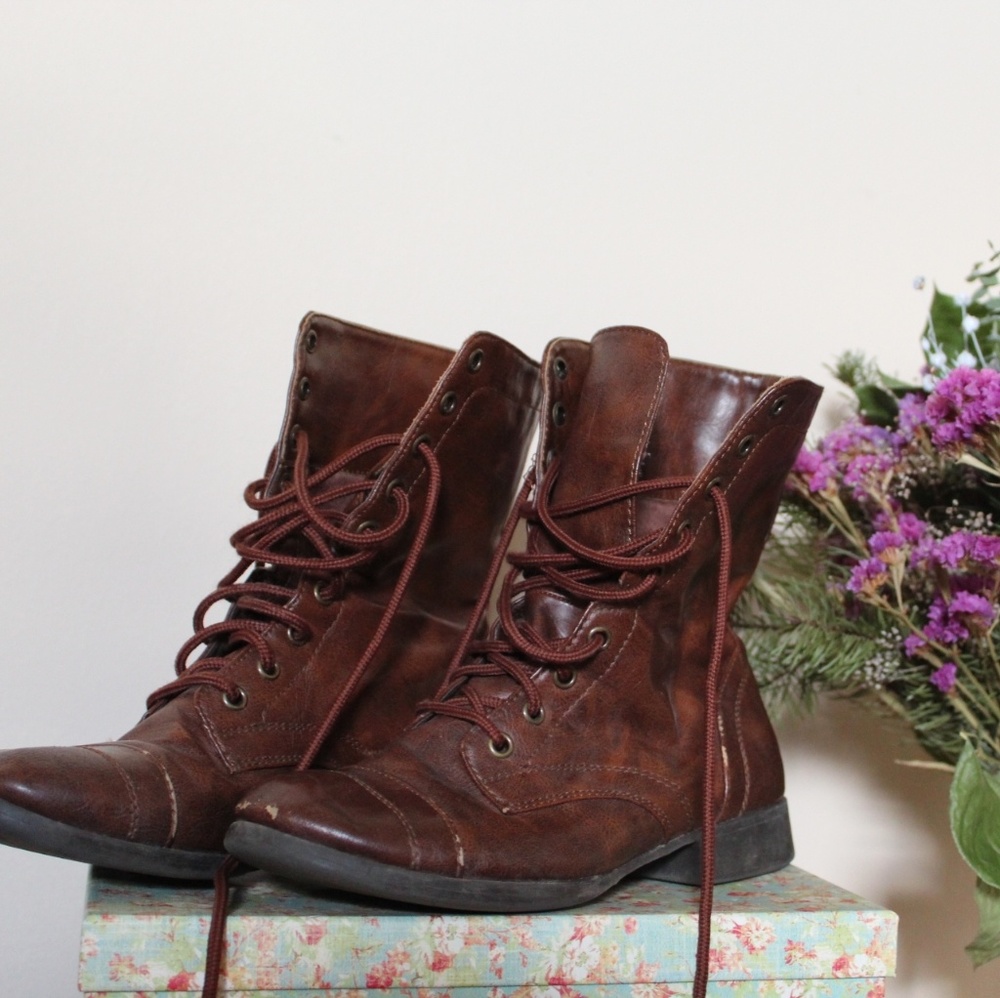 American Eagle brown lace up boots